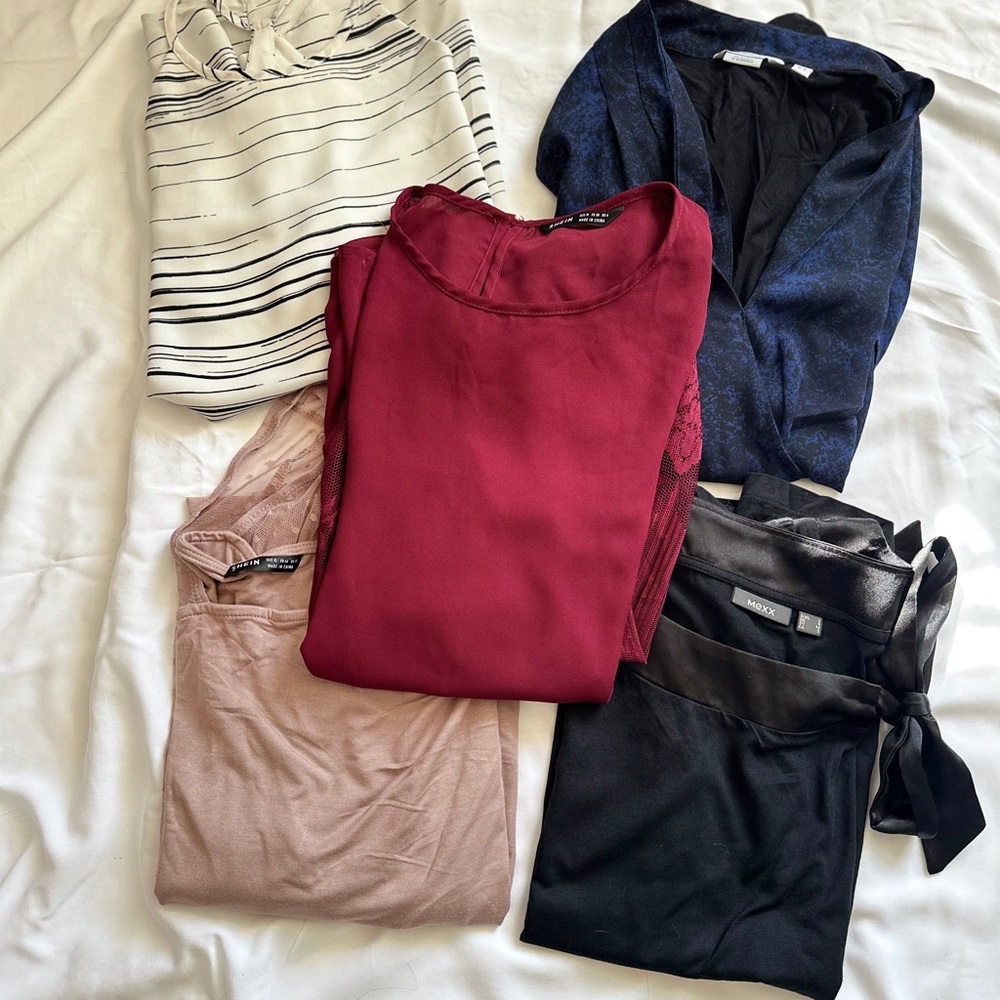 🔔🎉BUNDLE 5 Blouses (Small, Medium and XL) - Picture 6 of 6